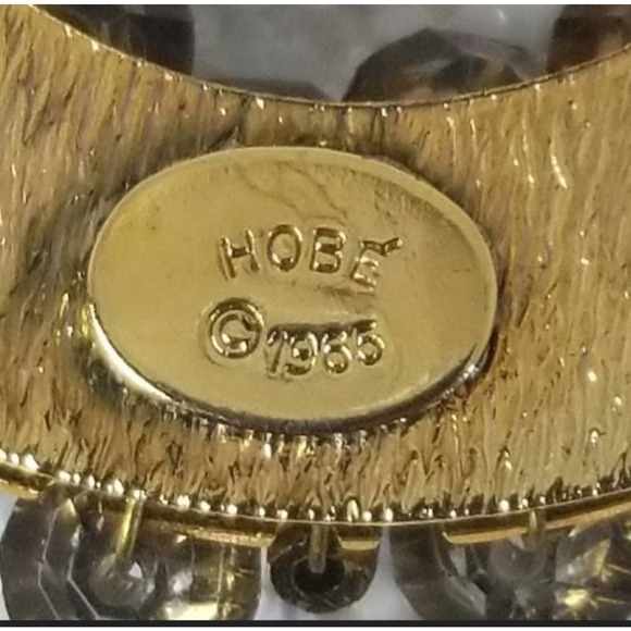 Signed HOBE Aurora Borealis Sequin-Style Brooch– Vintage 60s Designer Jewelry - Picture 3 of 6